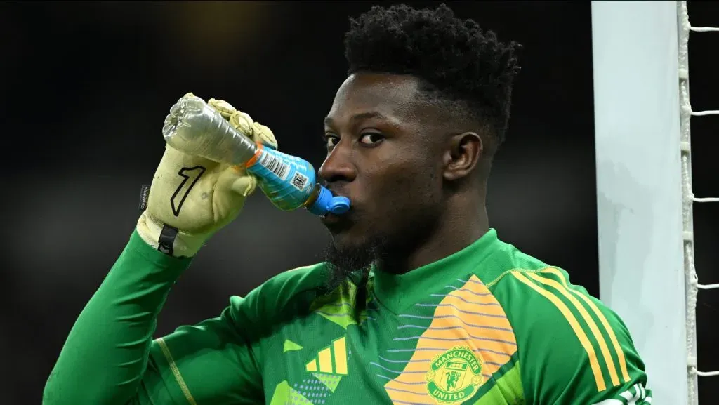 Andre Onana, em campo, de camisa verde do Manchester United. (Photo by Justin Setterfield/Getty Images)