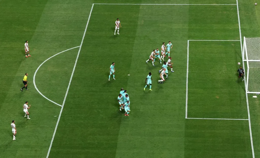 Claudio Echeverri marcou golaço de falta para o Manchester City. (Photo by Kevin C. Cox/Getty Images)