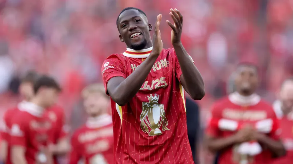 Ibrahima Konaté comemora título da Premier League com a camisa do Liverpool (Photo by Carl Recine/Getty Images)