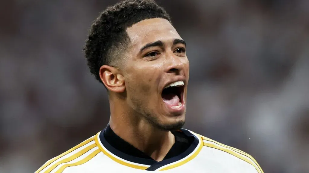 Bellingham, com a camisa branca do Real Madrid