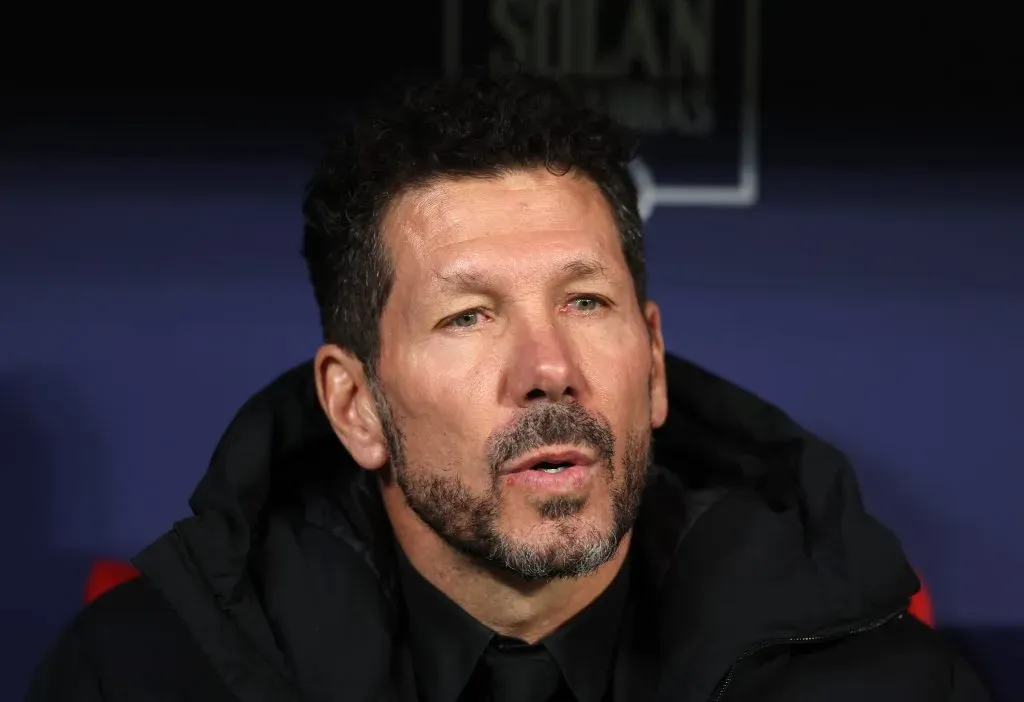 Diego Simeone, treinador do Atlético de Madrid, observa atentamente antes da partida da La Liga EA Sports entre Atlético de Madrid e FC Barcelona no Riyadh Air Metropolitano, em 16 de março de 2025, em Madrid, Espanha. (Foto por Florencia Tan Jun/Getty Images)