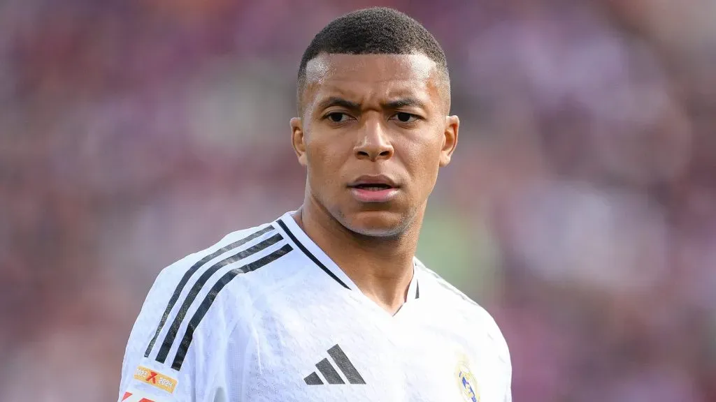 Mbappé, jogador do Real Madrid, com a camisa branca