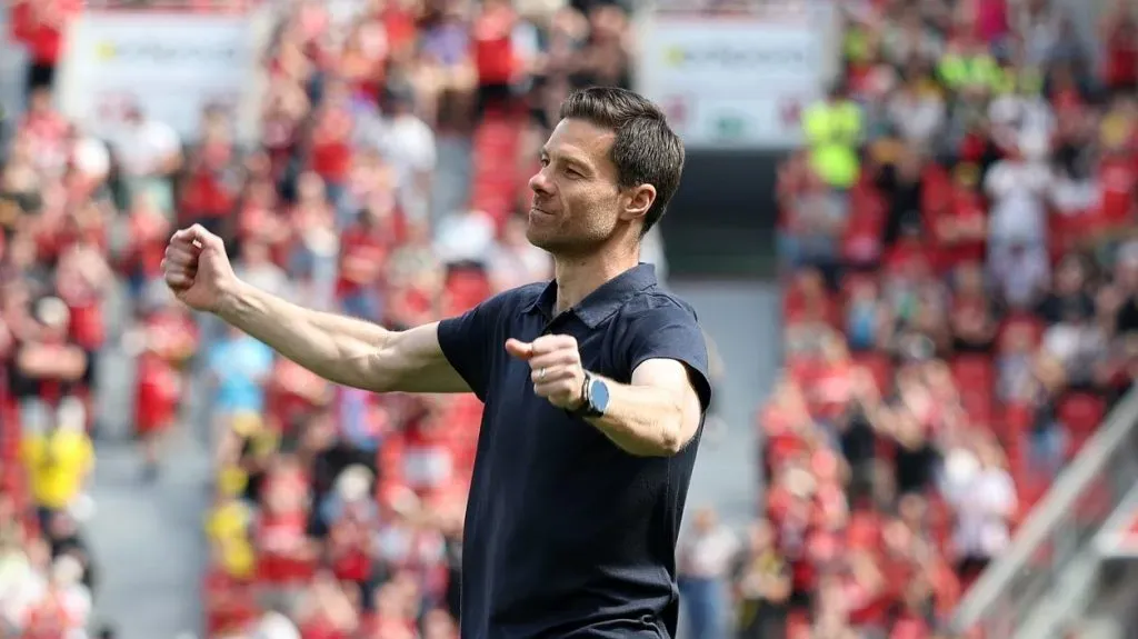 LEVERKUSEN, ALEMANHA - 11 DE MAIO: Xabi Alonso, treinador do Bayer 04 Leverkusen, cumprimenta os fãs antes de seu último jogo em casa, antes da partida da Bundesliga entre Bayer 04 Leverkusen e Borussia Dortmund na BayArena em 11 de maio de 2025 em Leverkusen, Alemanha.