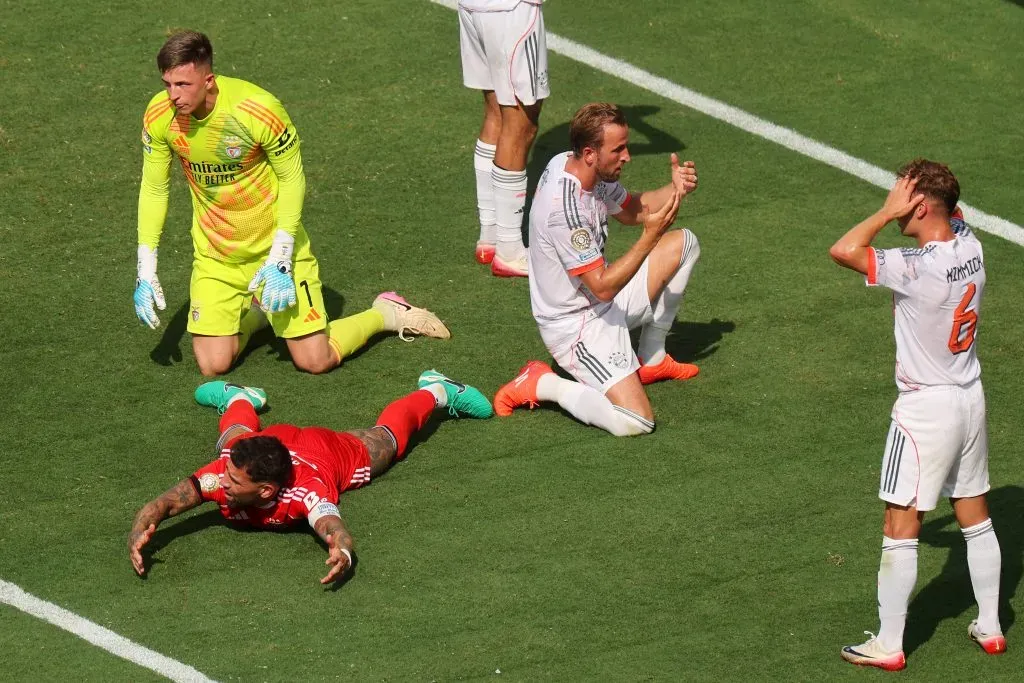 jogadores do bayern de munique com a camisa branca em campo