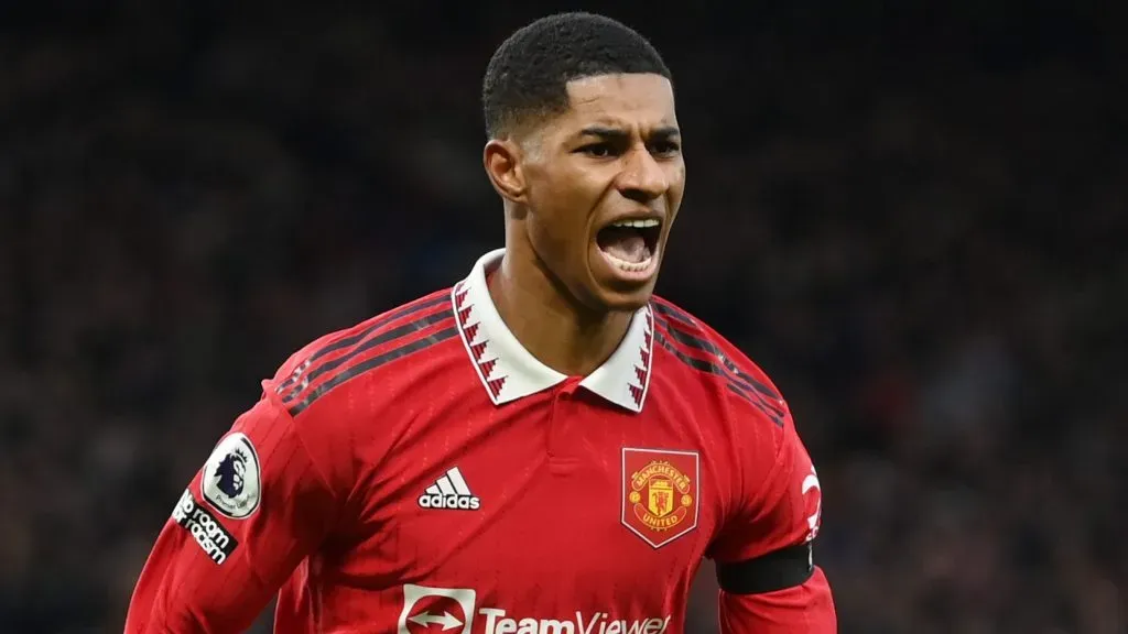 Rashford, com a camisa vermelha do Manchester United, em campo. (Photo by Michael Regan/Getty Images)