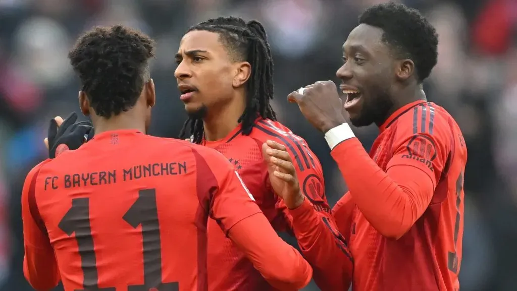 Michael Olise, do Bayern de Munique, comemora o gol de sua equipe, o segundo da partida, com os companheiros de time Kingsley Coman, Alphonso Davies e Leon Goretzka durante a partida da Bundesliga entre FC Bayern München e VfL Wolfsburg na Allianz Arena em 18 de janeiro de 2025, em Munique, Alemanha. (Foto de Sebastian Widmann/Getty Images)