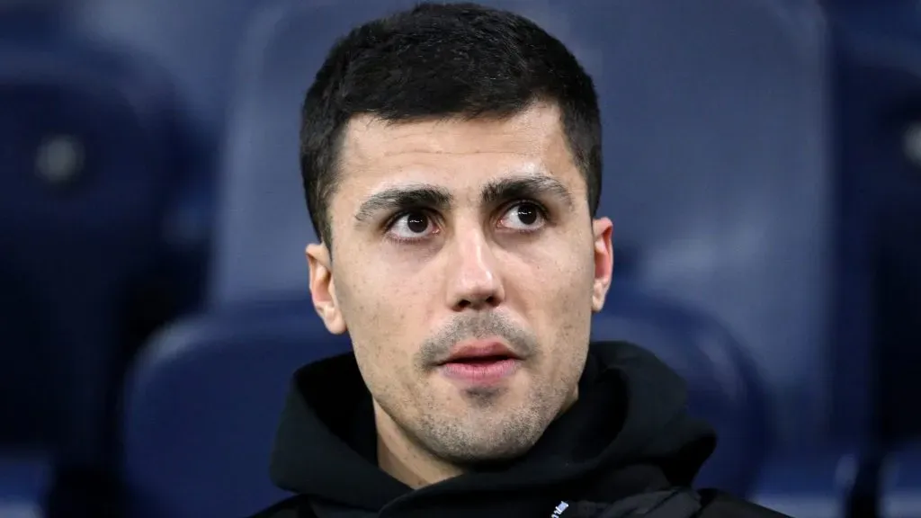 Rodri, volante do Manchester City, de jaqueta preta. (Photo by Justin Setterfield/Getty Images)