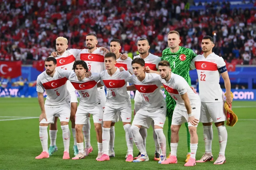 Arda Güler (camisa 8), que defende o Real Madrid e ainda busca uma vaga como titular, e Yildiz (camisa 19), da Juventus, pela seleção da Turquia. Eles fazem parte da nova geração turca (Photo by Stu Forster/Getty Images)