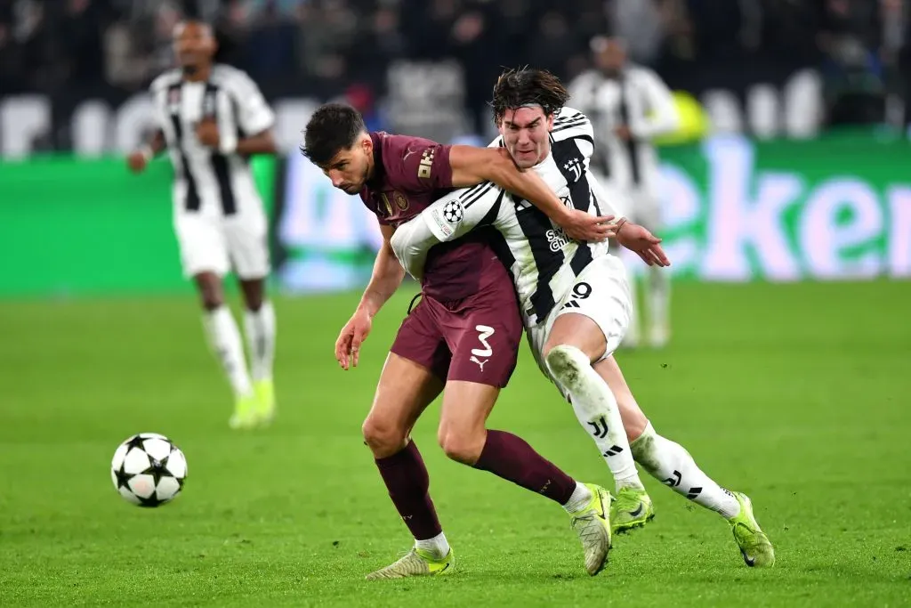 Ruben Dias, do Manchester City e Vlahovic, da Juve. O atacante marcou um dos gols da vitória da equipe italiana no último jogo entre as equipes. (Photo by Valerio Pennicino/Getty Images)