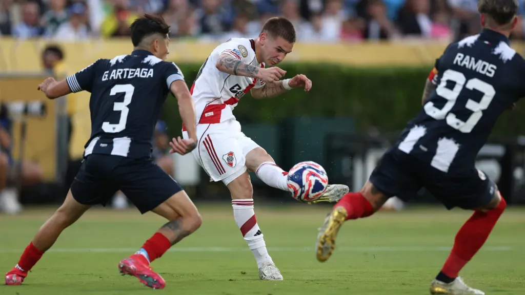 Franco Mastantuono sendo marcado por Sergio Ramos no Mundial (Photo by Stu Forster/Getty Images)