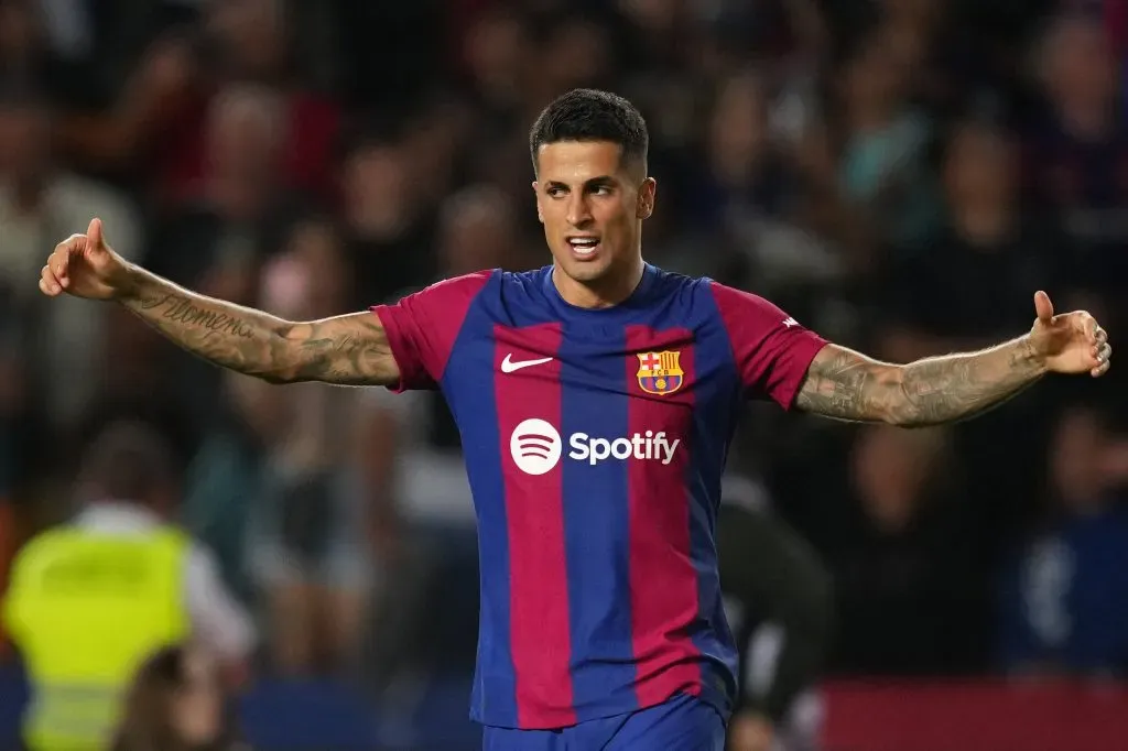 João Cancelo já atuou no Barcelona e também já deixou claro que gostaria de retornar. Hoje, ele está defendendo as cores do Al-Hilal (Photo by Alex Caparros/Getty Images)