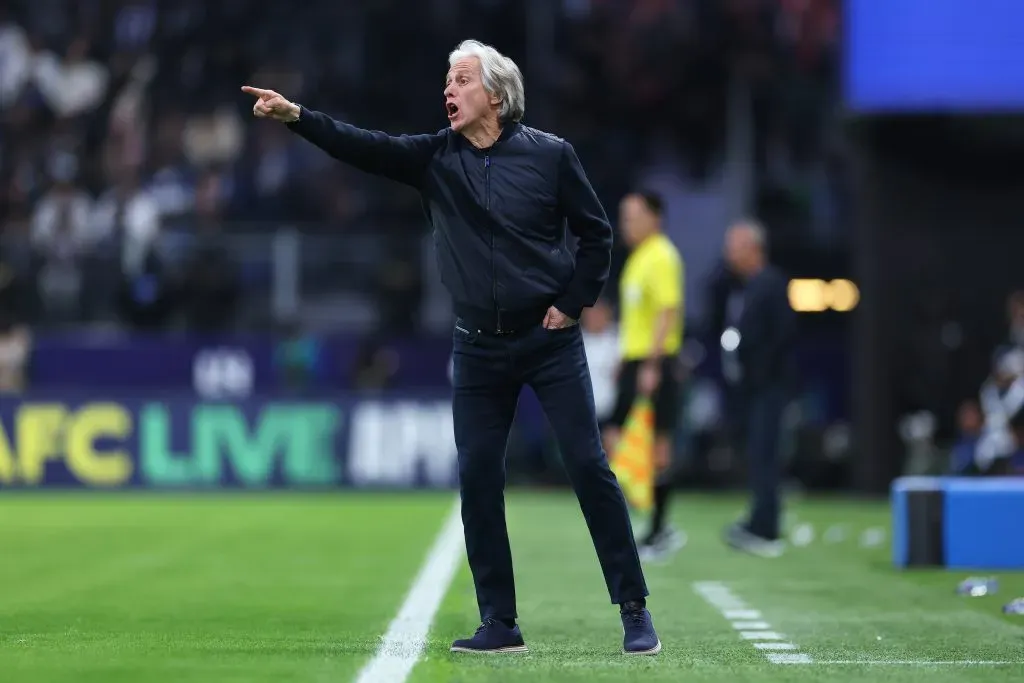 Jorge Jesus, técnico principal do Al-Hilal SFC, dá instruções à equipe durante a partida da fase Elite da Liga dos Campeões da AFC entre Al-Hilal e Persepolis, realizada na Kingdom Arena em 4 de fevereiro de 2025, em Riad, Arábia Saudita. (Foto de Abdullah Ahmed/Getty Images)