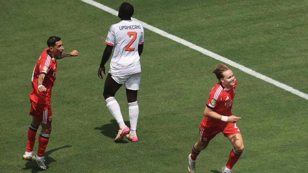 Defesa do Bayern tomando gol do Benfica no Mundial de Clubes. Foto: Michael Reaves/Getty Images