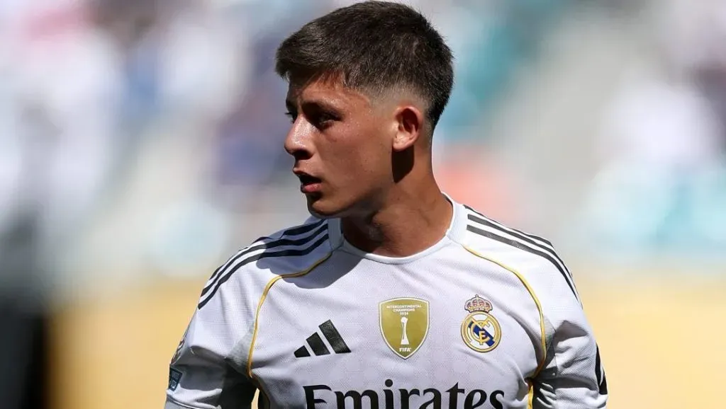 Arda Guler, com a camisa branca do Real Madrid