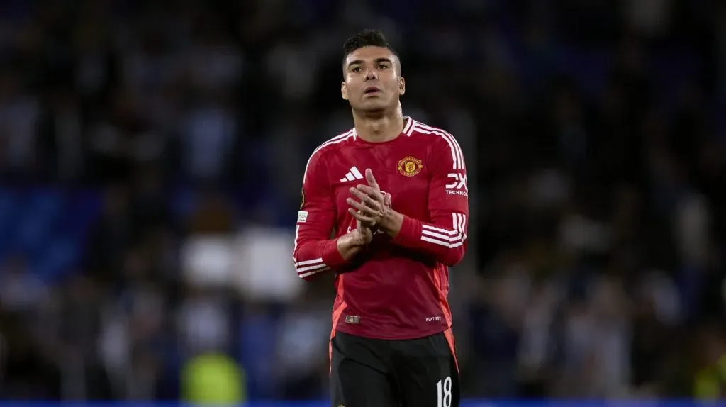 SAN SEBASTIÃO, ESPANHA - 06 DE MARÇO: Carlos Casemiro, do Manchester United, cumprimenta os torcedores após a partida de ida das oitavas de final da Liga Europa da UEFA 2024/25 entre a Real Sociedad de Futbol e o Manchester United na Reale Arena em 06 de março de 2025 em San Sebastian, Espanha.