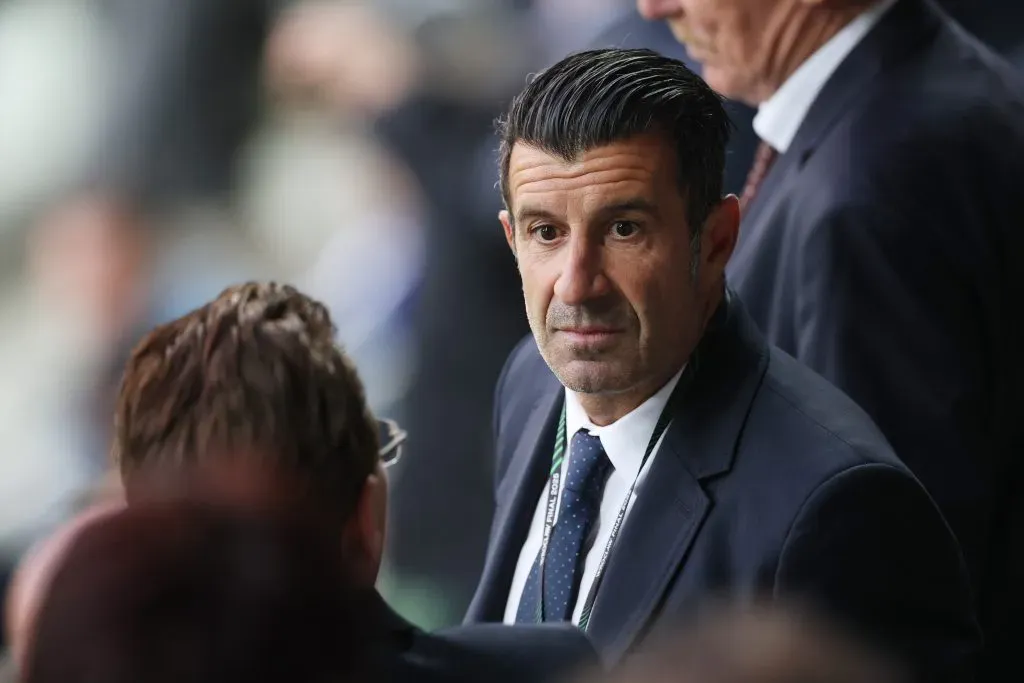 O ex-jogador de futebol Luís Figo observa das arquibancadas antes da final da UEFA Conference League 2025 entre Real Betis Balompié e Chelsea FC, no Stadion Wroclaw, em 28 de maio de 2025, em Wroclaw, Polônia. (Foto de Dean MouhtaropoulosGetty Images)