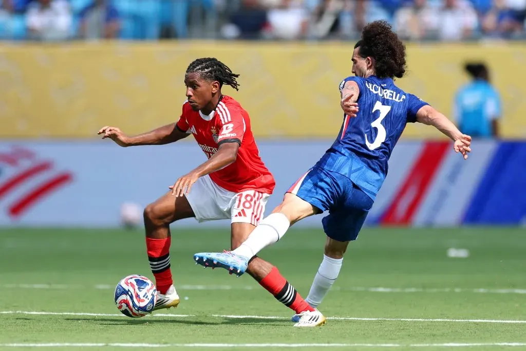 Leandro Barreiro, camisa 18 do SL Benfica, é desarmado por Marc Cucurella, camisa 3 do Chelsea FC, durante a partida das oitavas de final da Copa do Mundo de Clubes da FIFA 2025 entre SL Benfica e Chelsea FC, no Bank of America Stadium, em 28 de junho de 2025, em Charlotte, Carolina do Norte. (Foto de Buda Mendes/Getty Images)