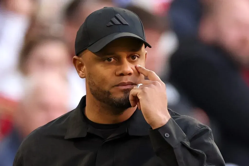 Kompany sinaliza com dedo no olho