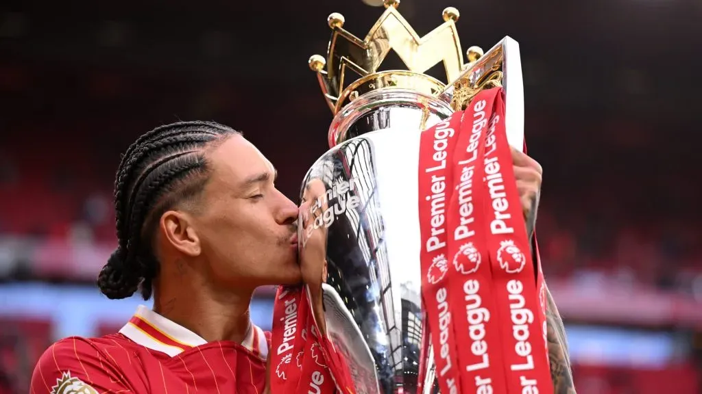 Darwin Núñez, com a camisa vermelha