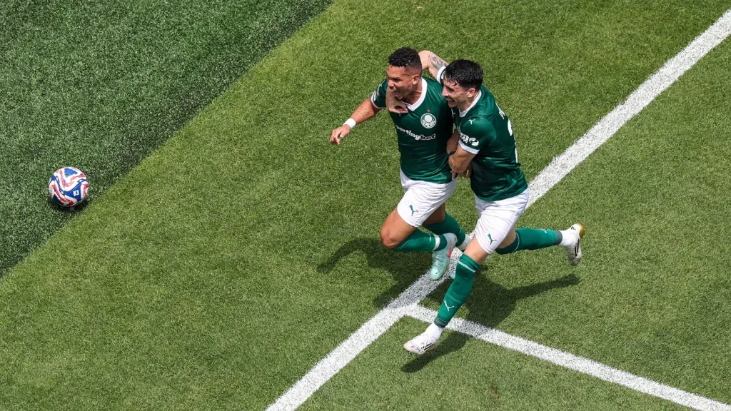 Piquerez comemora gol de Paulinho pelo Palmeiras no Mundial de CLubes (Photo by Al Bello/Getty Images)