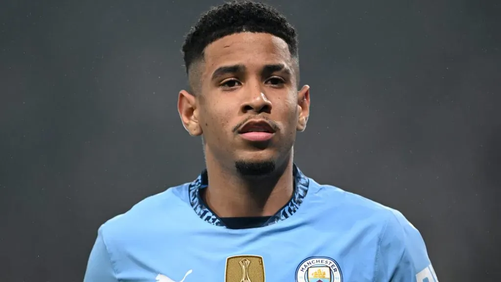 Savinho, com a camisa azul do Manchester City