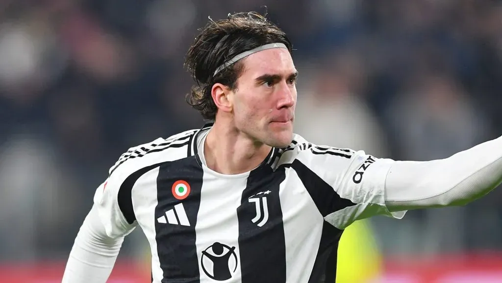 Vlahovic, atacante da Juventus, alvo do Chelsea, em campo, de camisa preta e branca. (Photo by Valerio Pennicino/Getty Images)