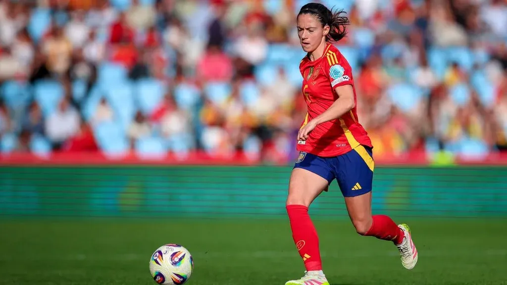 Aitana Bonmati atuando pela seleção da Espanha (Photo by Diogo Cardoso/Getty Images)