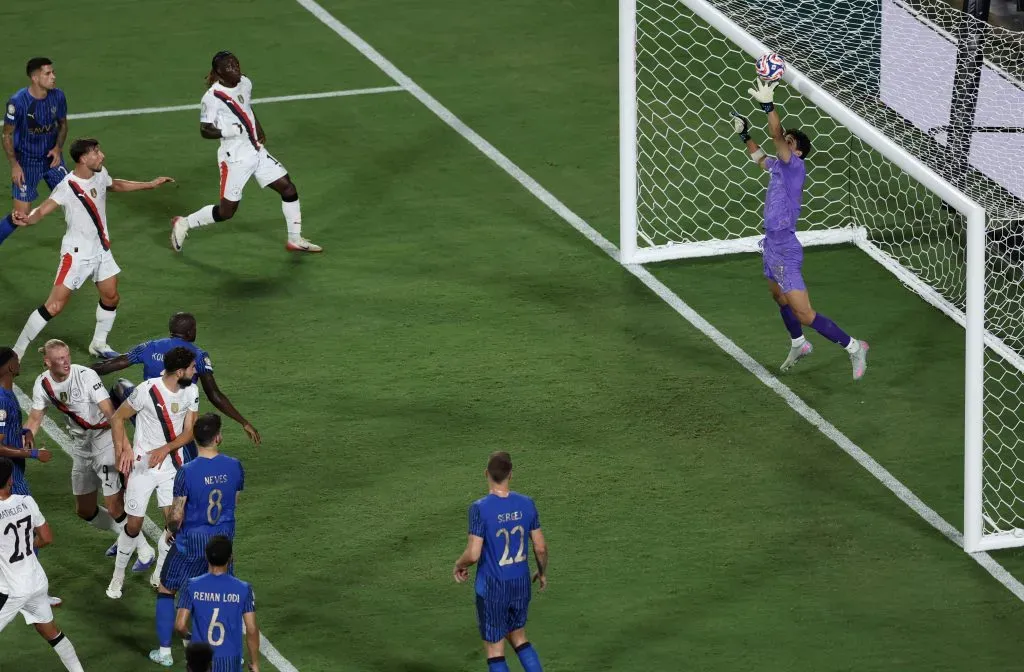 Yassine Bounou em ação contra o City. (Photo by Megan Briggs/Getty Images)