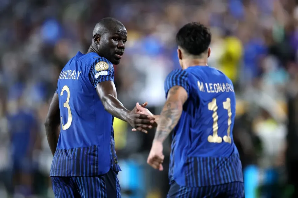 Marcos Leonardo e Koulibaly com a camisa azul do Al Hilal. - Fluminense x Al Hilal serão adversários