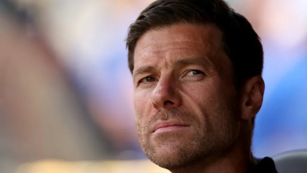 Xabi Alonso, no banco de reservas, pelo Real Madrid