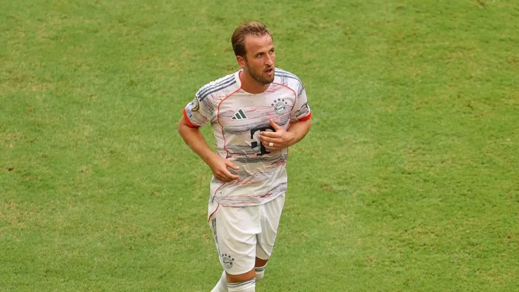 Harry Kane, camisa 9 do FC Bayern de Munique, foi substituído por Sacha Boey, camisa 23 do FC Bayern (não aparece na imagem), durante a partida das oitavas de final da Copa do Mundo de Clubes da FIFA 2025 entre CR Flamengo e FC Bayern de Munique, no Hard Rock Stadium, em 29 de junho de 2025, em Miami Gardens, Flórida. (Foto: Francois Nel/Getty Images)