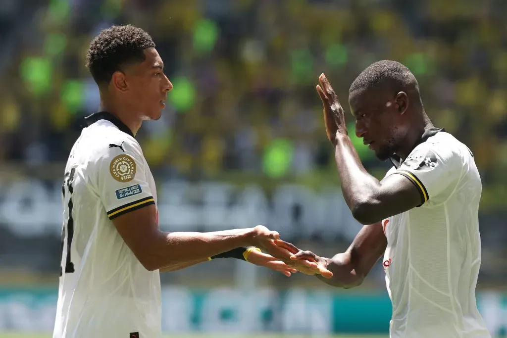 Bellingham e Guirassy com a camisa branca do Dortmund