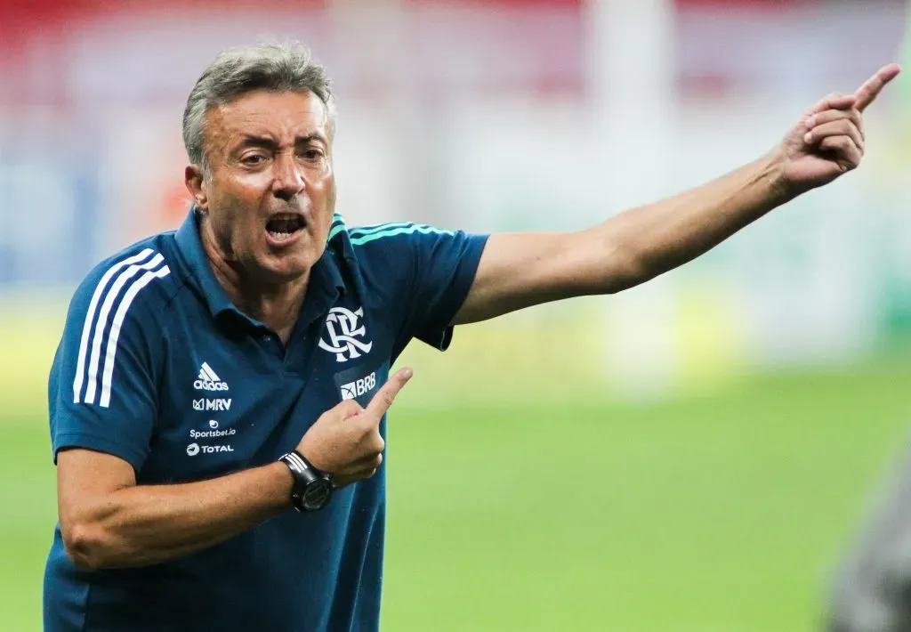 Domènec Torrent quando era treinador do Flamengo (Photo by Silvio Avila/Getty images)