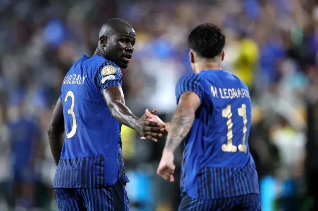 Koulibaly em ação ao lado de Marcos Leonardo (Photo by Francois Nel/Getty Images)