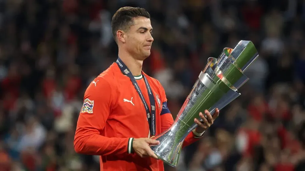 Cristiano Ronaldo com a taça da Nations League. Foto: Lars Baron/Getty Images