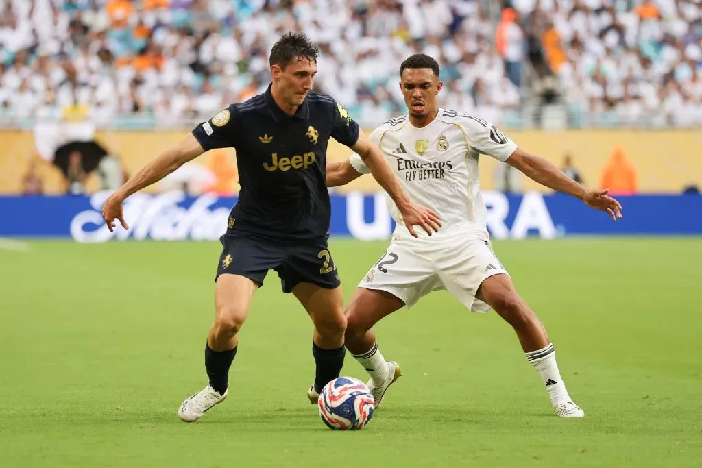 Cambiaso com a camisa azul marinho e Arnold, com a camisa branca, em Real Madrid x Juventus