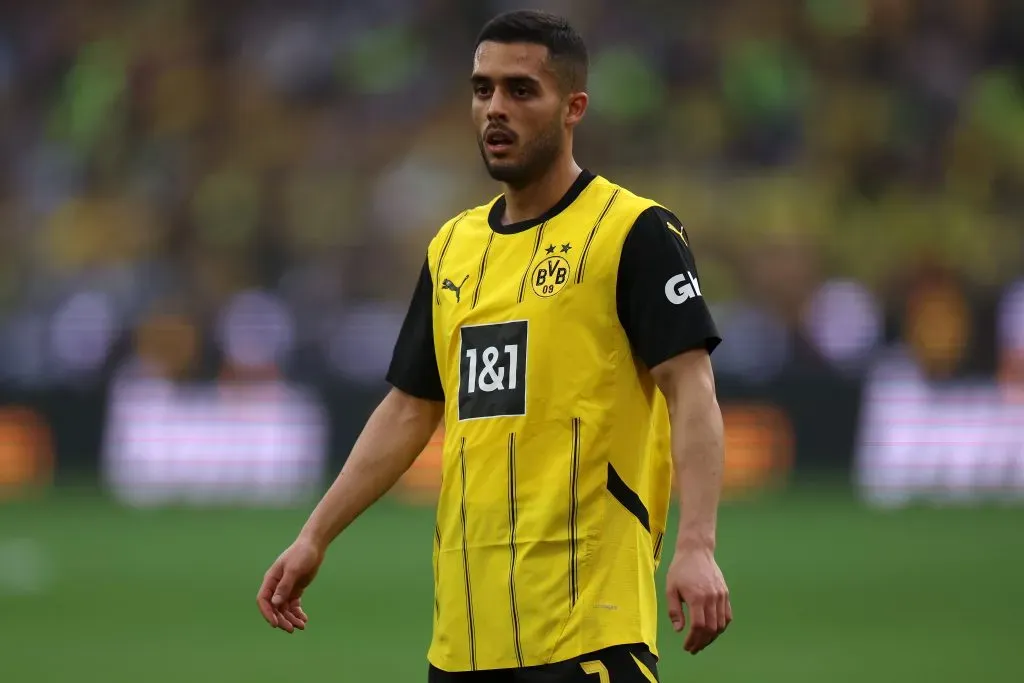 Yan Couto aparece pendurado pelo lado do Dortmund (Photo by Dean Mouhtaropoulos/Getty Images)