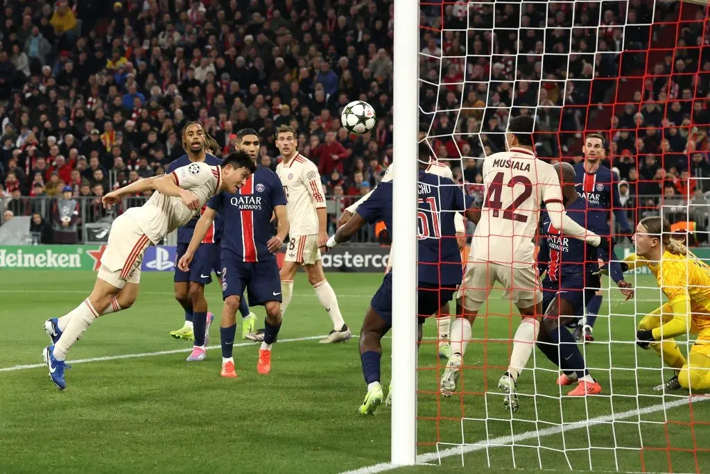 Momento em que Kim Min-jae marca o gol contra o PSG, pela última Champions League. A equipe alemã leva vantagem no retrospecto contra o time francês. (Photo by Alexander Hassenstein/Getty Images)