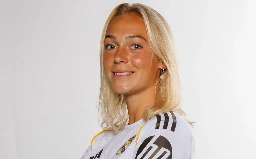 Hanna Bennison veste a camisa do Real Madrid (Reprodução/Real Madrid)