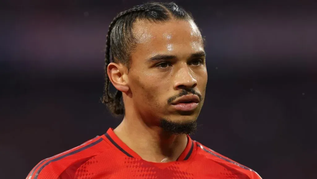 Leroy Sané, com a camisa vermelha