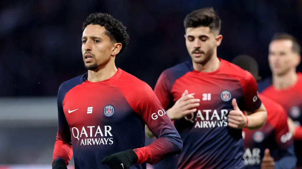 Marquinhos e Lucas Beraldo durante aquecimento pelo PSG (Photo by Alex Pantling/Getty Images)