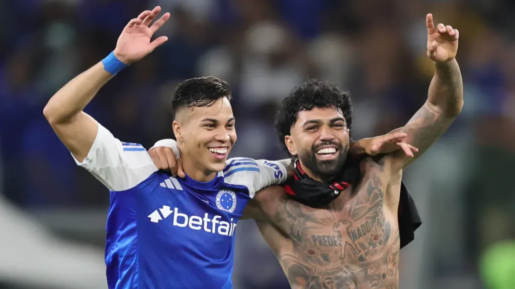 Gabigol e Kaio Jorge comemorando durante partida (foto: Gilson Lobo/AGIF)