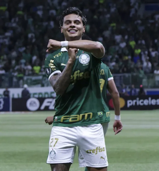 Richard Ríos, em campo, com a camisa verde do Palmeiras