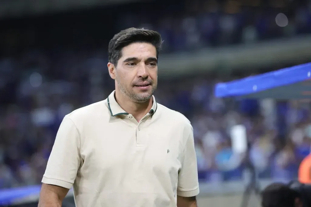 Abel Ferreira técnico do Palmeiras durante partida contra o Cruzeiro no estádio Mineirão pelo campeonato Brasileiro A 2025. Foto: Gilson Lobo/AGIF