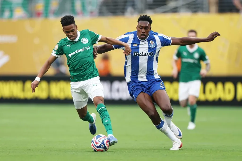 Estevão em ação contra o Porto no Mundial de Clubes. (Photo by Francois Nel/Getty Images)