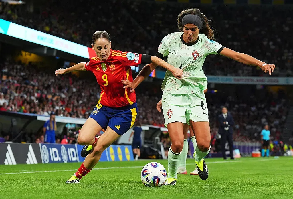 Andreia Jacinto de Portugal e Esther Gonzalez da Espanha, durante a partida na Eurocopa Feminina 2025 (Photo by Daniela Porcelli/Getty Images)