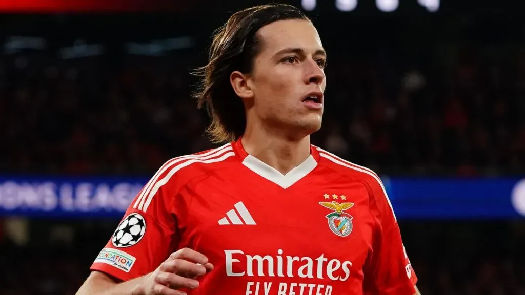 Álvaro Carreras, com a camisa vermelha