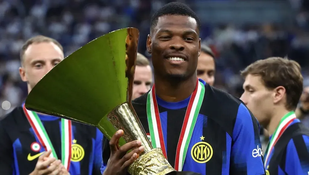 Denzel Dumfries, em campo, de camisa preta e azul, alvo do Chelsea (Photo by Marco Luzzani/Getty Images)