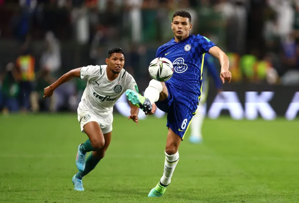 Dudu e Thiago Silva no duelo entre Palmeiras x Chelsea pelo Mundial de 2021. As equipes voltam a se enfrentar, mas agora pelas quartas de final do torneio, nos Estados Unidos. Relembre as últimas escalações das duas equipes (Photo by Francois Nel/Getty Images)