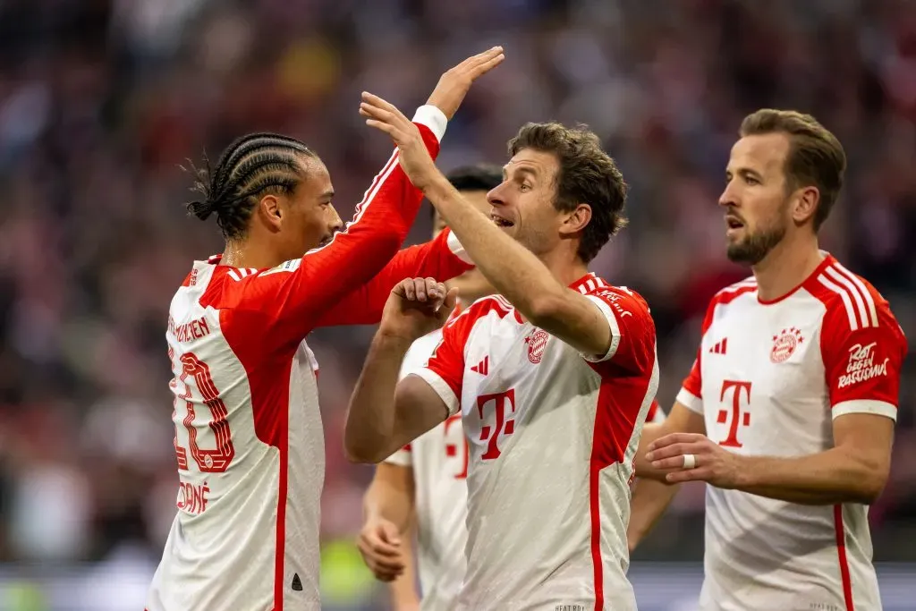 Thomas Müller, do FC Bayern de Munique, comemora com seu companheiro de equipe Leroy Sané após marcar o sexto gol do time durante a partida da Bundesliga entre FC Bayern de Munique e SV Darmstadt 98, na Allianz Arena, em 28 de outubro de 2023, em Munique, Alemanha. (Foto: Sebastian Widmann/Getty Images)